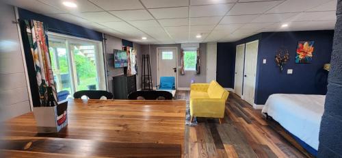 Burdett Apartment | The Seneca Sunset Suites