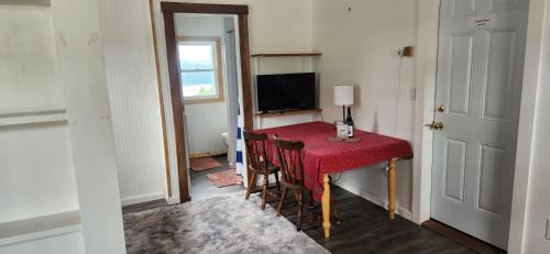 Burdett Apartment | The Seneca Sunset Suites
