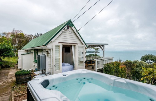 Oneroa Cottage | The Settlers Hut