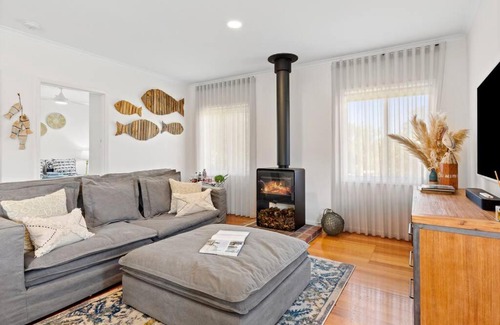 St Leonards House | The Shack- Walk to beach, sleeping 4, fireplace, pet friendly!