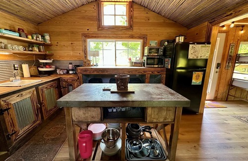 Pocahontas Cabin | The Shanty + Private Sandy Beach + Wi-Fi (very secluded)