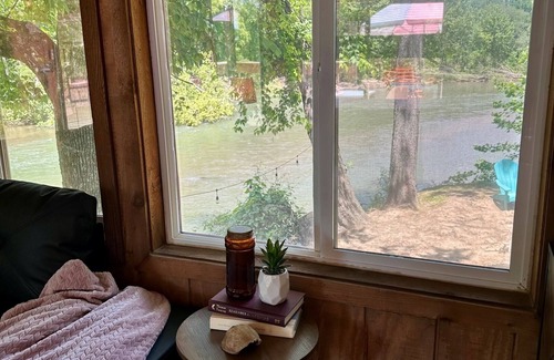 Pocahontas Cabin | The Shanty + Private Sandy Beach + Wi-Fi (very secluded)
