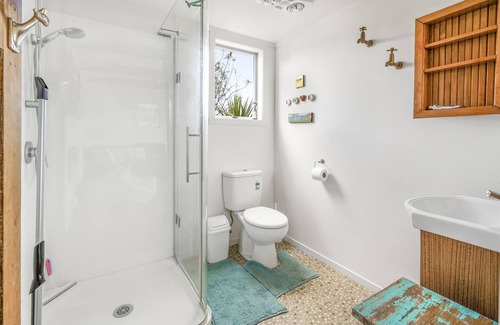 Raglan House | The Shed - Raglan Holiday Home