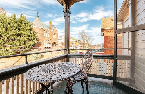 Staunton Apartment | The Shenandoah Suite
