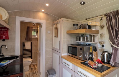 Robin Hood's Bay Cottage | THE SHEPHERD'S REST, romantic, with a garden in Robin Hood’s Bay