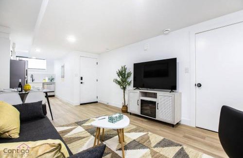 Jasper Place House | The Sherwood, AirCon, Near WEM & DT, Sleeps 10!