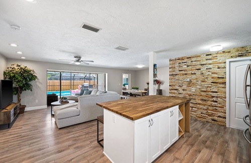 Gulf Gate Estates House | The Shiny Diamond in Sarasota. 10 minutes to SIESTA BEACH