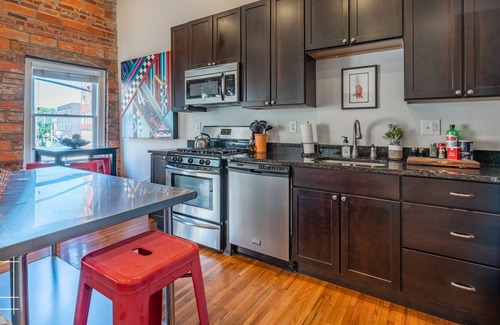 Short North Apartment | The Short North Retreat - Private parking