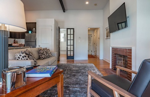 Short North Apartment | The Short North Retreat - Private parking