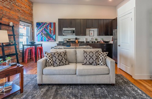 Short North Apartment | The Short North Retreat - Private parking