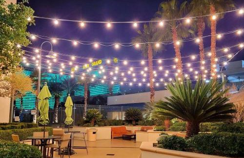 Las Vegas Apartment | The Signature at MGM Condo! Stunning Strip Views & No Resort Fees!