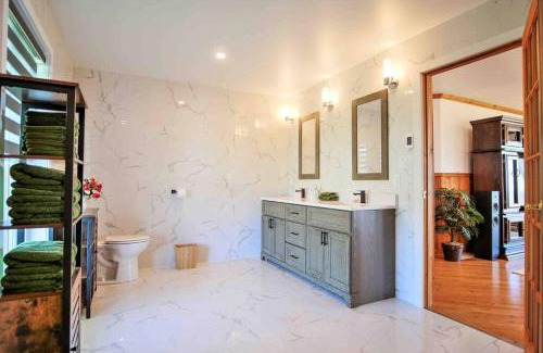 Caplan House | The Simeon - Upscale Bay Views by Doorbed