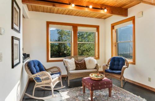 Hyak House | The Skis Knees