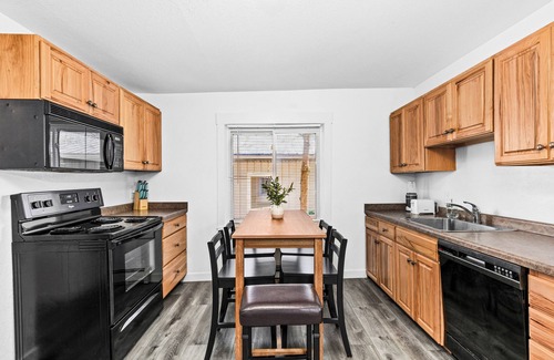 Two Harbors House | The Sly Fox - Lake/Dine/Drink/Shop - Sleeps 6/Dog-Friendly