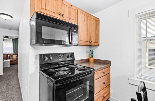 Two Harbors House | The Sly Fox - Lake/Dine/Drink/Shop - Sleeps 6/Dog-Friendly