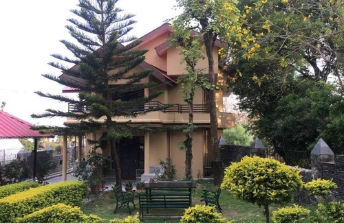 Sidhpur Cottage | The Sojourn - Gulmohar 3 bedroom villa for 10 pax ~ Mountain Views ~ Gardens