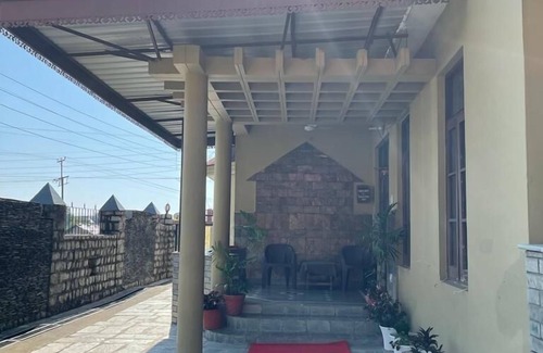 Sidhpur Cottage | The Sojourn - Gulmohar 3 bedroom villa for 10 pax ~ Mountain Views ~ Gardens