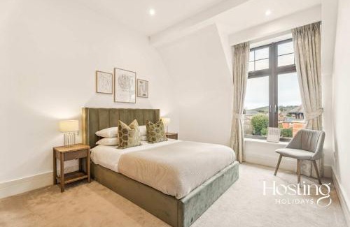 Henley Apartment | The Sovereign Suite - 2-bedroom Luxury Apartment with Parking