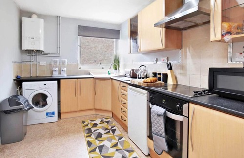 Canterbury House | The Spacious Gem Stay 💎 With Hot Tub & Parking