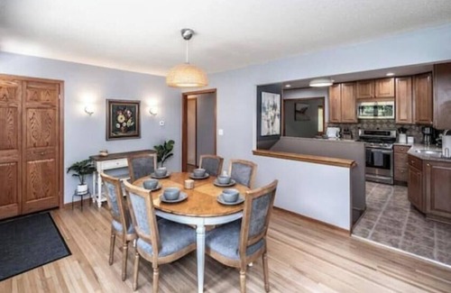 Minnetonka House | The Spacious Minnetonka 5BR Retreat Cable Lux Life