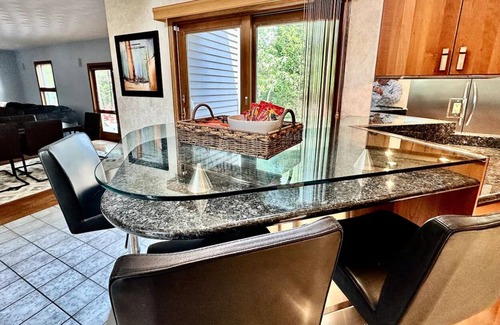 Janesville House | The Spacious Retreat