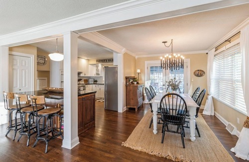 Urbandale House | The Sparks House: 4 Bedroom Spacious Retreat!