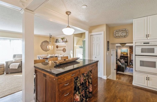 Urbandale House | The Sparks House: 4 Bedroom Spacious Retreat!