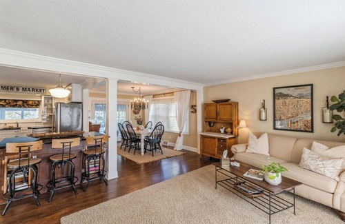 Urbandale House | The Sparks House: 4 Bedroom Spacious Retreat!