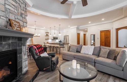 Tremblant-Les-Eaux Ski Chalet | The Sport House | BBQ | Lake | Pool | Fireplace