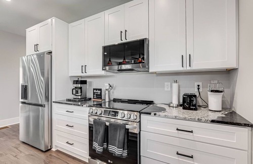 Atlanta Apartment | The Spot on Boone; new modern garage apt 2 blocks from GWCC & Mercedes Benz