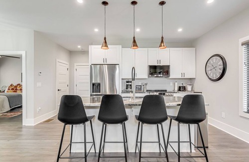 Atlanta Apartment | The Spot on Boone; new modern garage apt 2 blocks from GWCC & Mercedes Benz