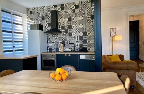 Romorantin-Lanthenay Apartment | The Square overlooking the Sauldre: Castles and Be