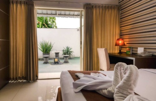 Siwalankerto Hotel | The Square