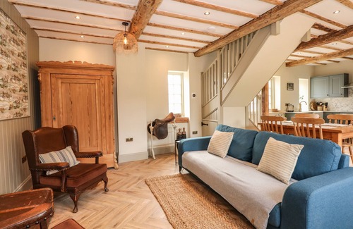 Market Rasen Cottage | THE STABLE AT WARREN HOUSE, character holiday cottage in Wragby