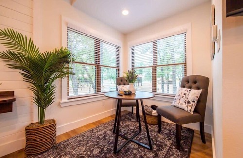 Elm Mott RV Rental | The Starling Treehouse 15 MIN to Magnolia & Baylor