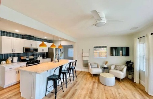 Cottonwood House | The Stay on Main/Modern Cottage/1 mi. to Old Town!