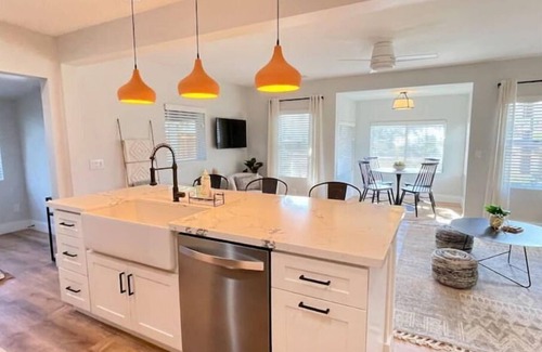 Cottonwood House | The Stay on Main/Modern Cottage/1 mi. to Old Town!
