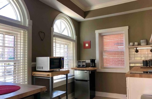 Lancaster Apartment | THE STEVENS STUDIO - HISTORIC DOWNTOWN LANCASTER, Contemporary Studio - Historic Downtown Lancaster