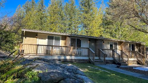 Madeira Park Hotel | The Stonewater