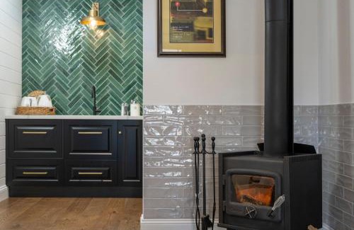 Blewitt Springs Hotel | The Strand at The Vineyard McLaren Vale - King BR, Comp Minibar, Breakfast Prov, Fireplace