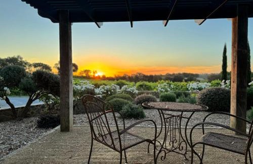 Blewitt Springs Hotel | The Strand at The Vineyard McLaren Vale - King BR, Comp Minibar, Breakfast Prov, Fireplace