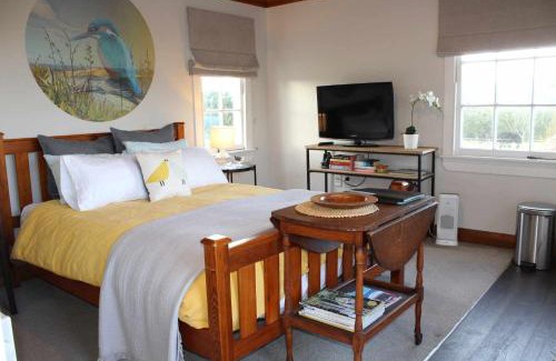 Clarks Beach Apartment | The Studio - Huntly House