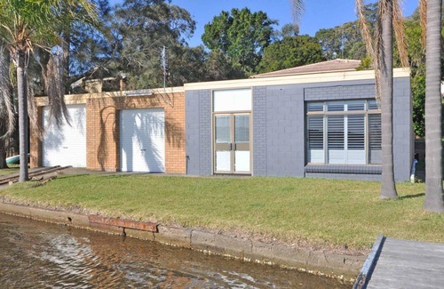 Fishing Point Apartment | The Studio on the Lake @ Fishing Point, Lake Macquarie - honestly put the line in and catch fish