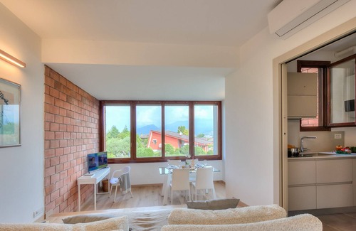 Cerro Apartment | The Stylish Flat 900m from Cerro Beach, Laveno Mombello, Italy