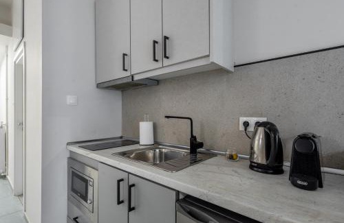 Platia Viktorias Apartment | The Suite by Spaceers
