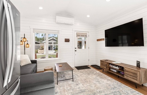 Pacific Beach House | The Suite Escape: Dog Friendly, Private Hot Tub