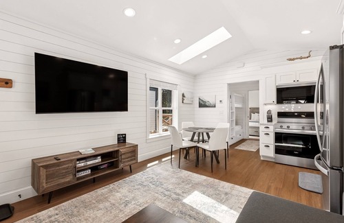Pacific Beach House | The Suite Escape: Dog Friendly, Private Hot Tub