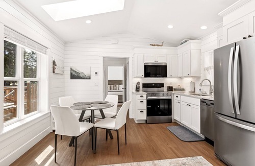 Pacific Beach House | The Suite Escape: Dog Friendly, Private Hot Tub
