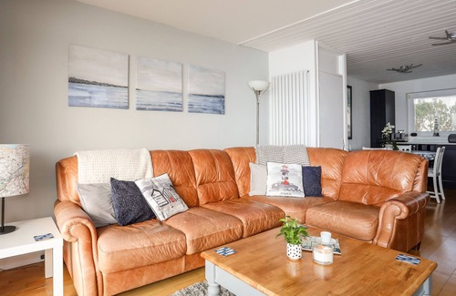 Y Felinheli Cottage | THE SUMMERHOUSE, family friendly, with a garden in Y Felinheli