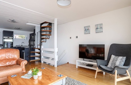 Y Felinheli Cottage | THE SUMMERHOUSE, family friendly, with a garden in Y Felinheli